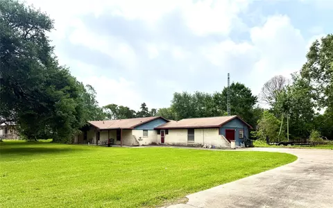8415 Schiro Rd, Hitchcock, TX 77563