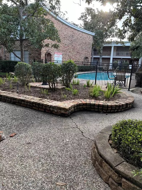 2121 Fountain View Dr #39, Houston, TX 77057