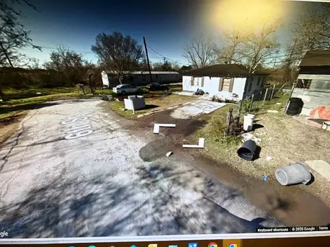 622 6th St, Eagle Lake, TX 77434
