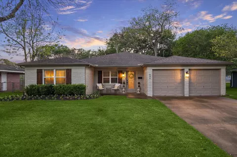 606 Kyle St, Sugar Land, TX 77478