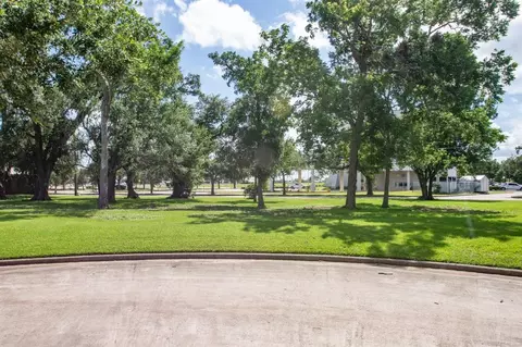 5 W Way Ct, Lake Jackson, TX 77566