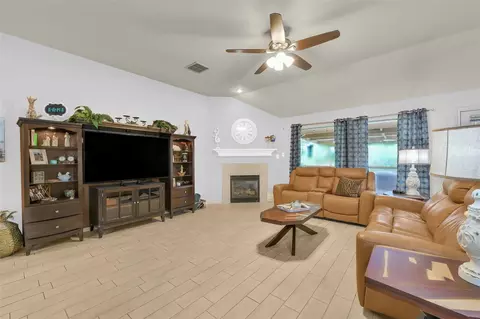 203 Green Isle Ave, Dickinson, TX 77539