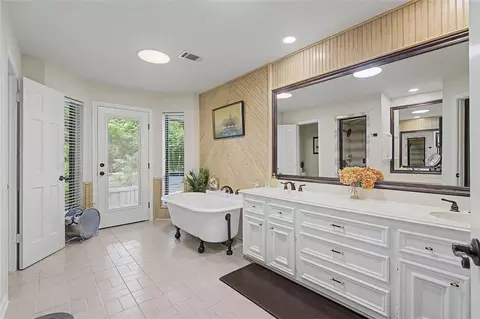 Bath - 11 Holly Tree Ln, Spring, TX 77373 photo 2 of 4