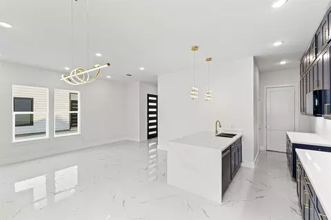 7550 Dyer St, Houston, TX 77088
