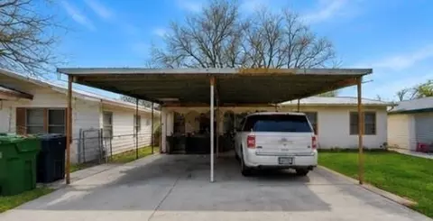 513 Scott St, Tye, TX 79563