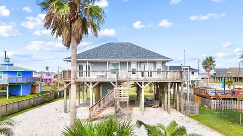 904 Surf Dr, Surfside Beach, TX 77541