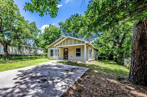 303 Sowell Dr, Huntsville, TX 77320
