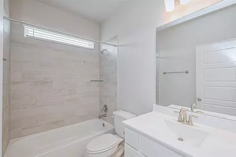 Bath - 1335 Austin Colony Dr, Angleton, TX 77515 photo 1 of 7