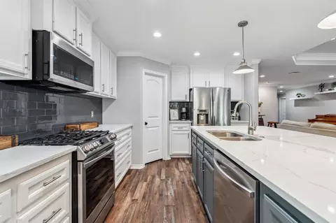 Kitchen - 129 Bridgepoint, Onalaska, TX 77360 photo 3 of 4