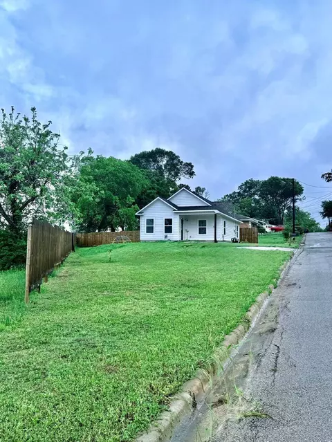 810 Brown St, Brenham, TX 77833
