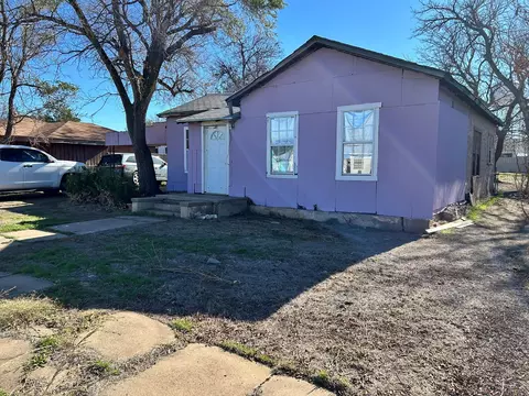 903 W 8th St, Quanah, TX 79252