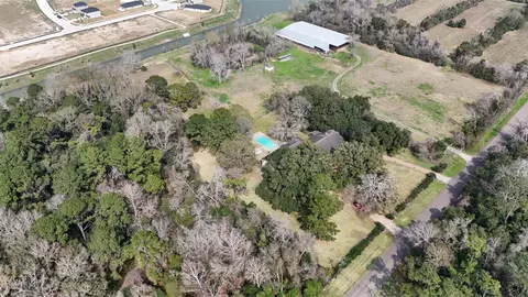 2401 Floracr 422 Rd, Alvin, TX 77511