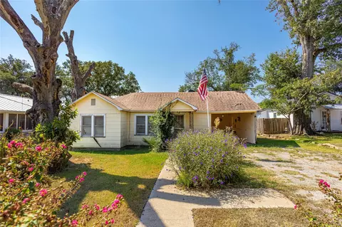 15 E Hilburn St, Bellville, TX 77418