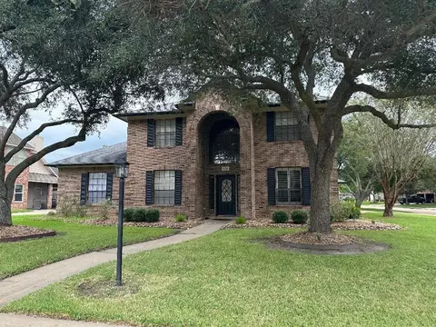 308 Rosemary Ln, Lake Jackson, TX 77566