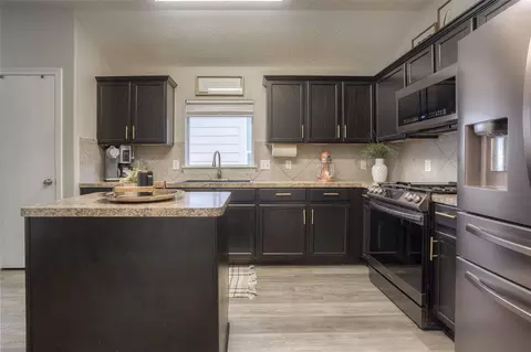 Kitchen - 5049 Willow Point Dr, Conroe, TX 77303 photo 2 of 7