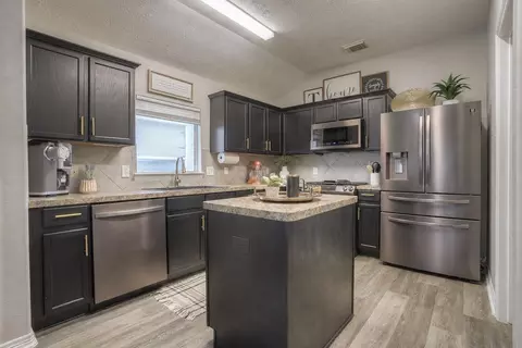 Kitchen - 5049 Willow Point Dr, Conroe, TX 77303 photo 7 of 7