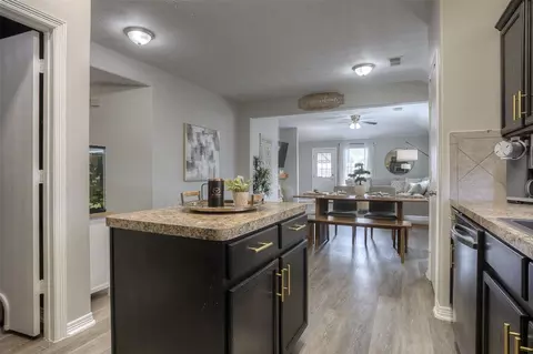 Kitchen - 5049 Willow Point Dr, Conroe, TX 77303 photo 4 of 7