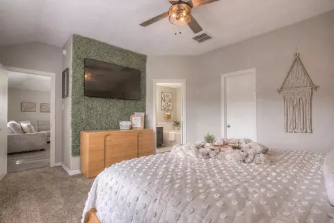 Bedroom - 5049 Willow Point Dr, Conroe, TX 77303 photo 4 of 10