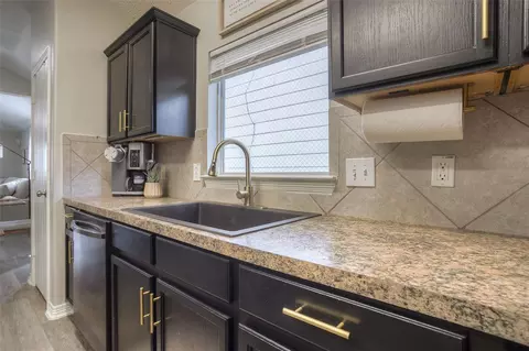 Kitchen - 5049 Willow Point Dr, Conroe, TX 77303 photo 3 of 7