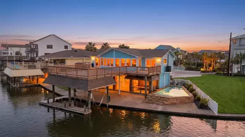 1326 Hawaii Dr, Tiki Island, TX 77554