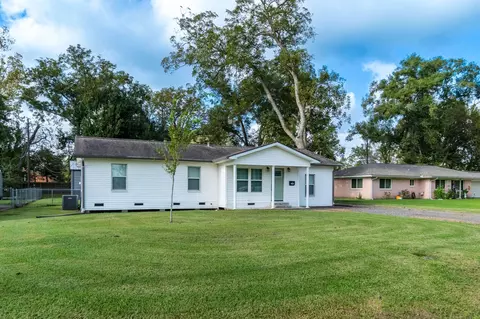 609 Pine St, Sweeny, TX 77480 photo 1
