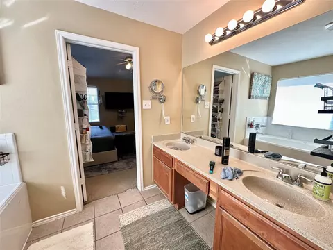 Bath - 5107 Bright Oak Ct, Spring, TX 77373 photo 2 of 3
