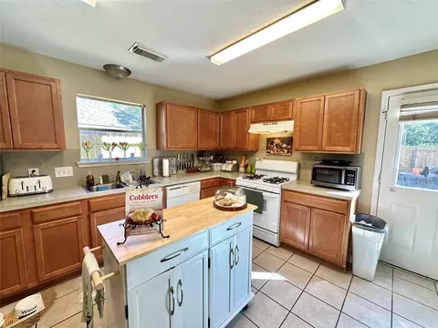 Kitchen - 5107 Bright Oak Ct, Spring, TX 77373 photo 2 of 4