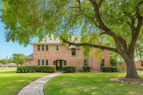 250 Wedgewood St, Lake Jackson, TX 77566