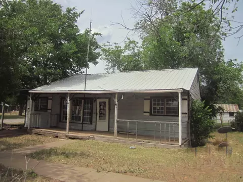 401 Avenue F SE, Childress, TX 79201