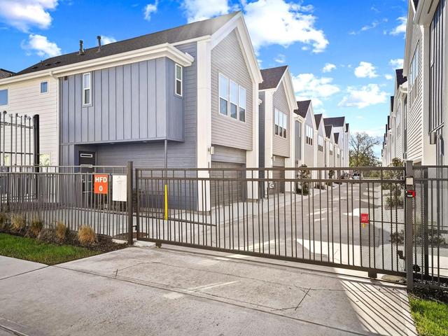 1013 Erin St #V, Houston, TX 77009