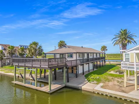 4907 Jolly Roger Rd, Jamaica Beach, TX 77554