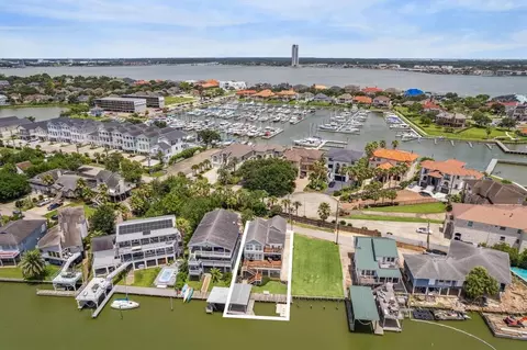 2114 Fenwood St, Kemah, TX 77565
