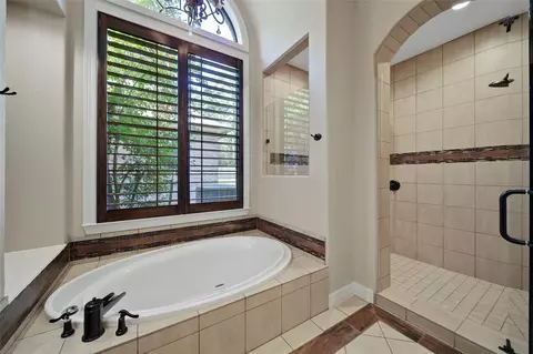 Bath - 6803 Star Ledge Ct, Spring, TX 77389 photo 2 of 6