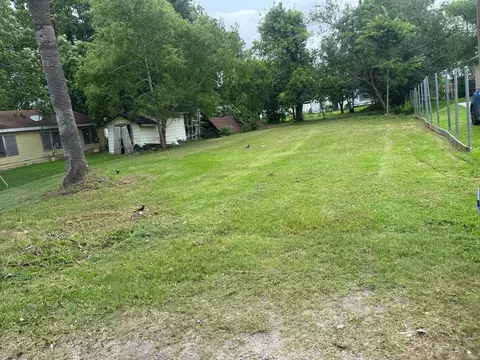 118 28th St N, Texas City, TX 77590