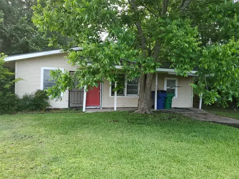 905 E Mulberry St, Angleton, TX 77515