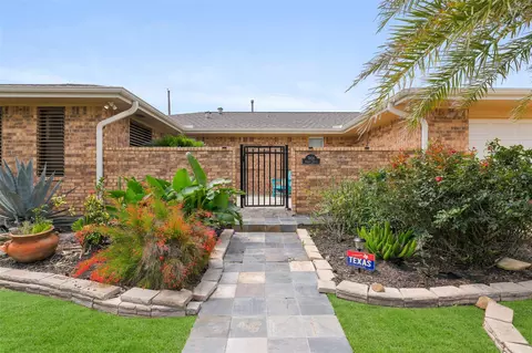 7806 Pruitt Dr, Galveston, TX 77554
