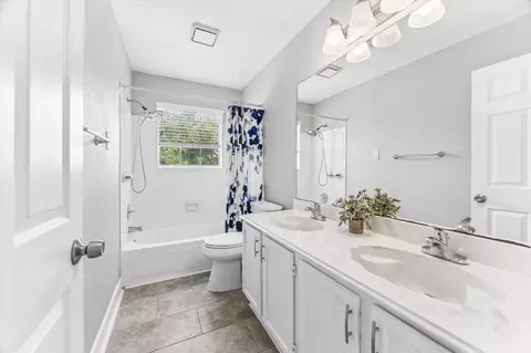 Bath - 1043 Danforth Dr, Houston, TX 77062 photo 1 of 5