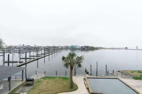 580 Pleasure Island Blvd #207, Port Arthur, TX 77640