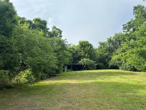 1102 N Battlebell Rd, Highlands, TX 77562