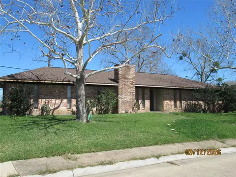 403 Lotus St, Lake Jackson, TX 77566