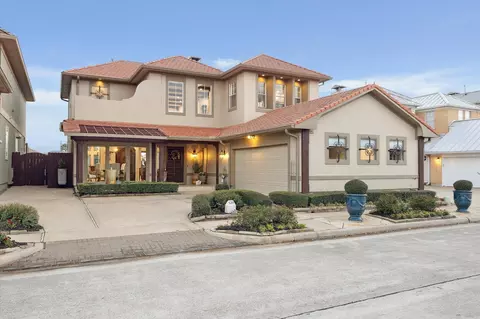 529 Southport Ln, Kemah, TX 77565