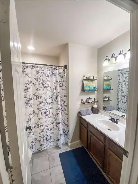 Bath - 254 E Sunset Dr, Onalaska, TX 77360 photo 1 of 4