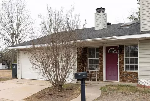 1104 Moss Ln, Cuero, TX 77954