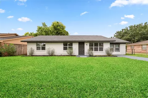 9723 Oldcrest Dr, Stafford, TX 77477