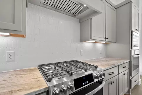 Kitchen - 12223 Warbler Dr, Mont Belvieu, TX 77523 photo 5 of 5