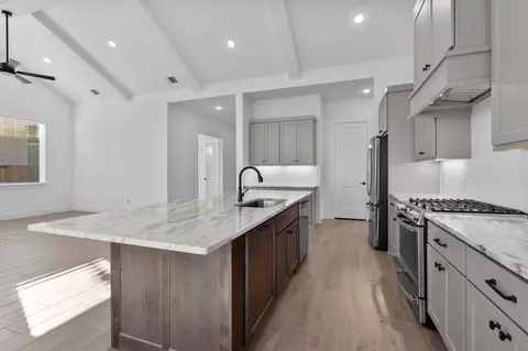 Kitchen - 12223 Warbler Dr, Mont Belvieu, TX 77523 photo 4 of 5