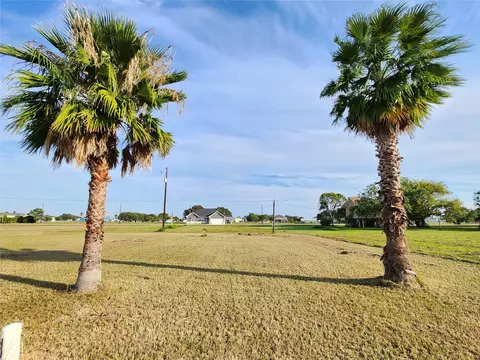 000 Mollnar Dr, Palacios, TX 77465