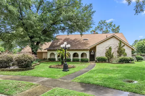 2210 S Memorial Ct, Pasadena, TX 77502