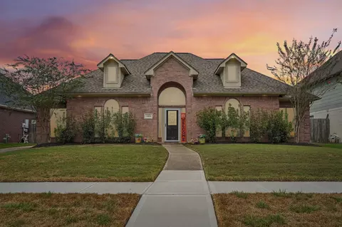 2424 Piney Woods Dr, Pearland, TX 77581