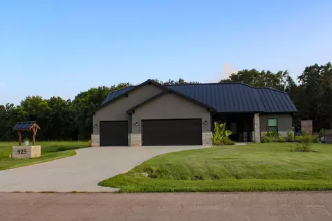 Exterior - 925 Chuckwagon Trl, Angleton, TX 77515 photo 2 of 6